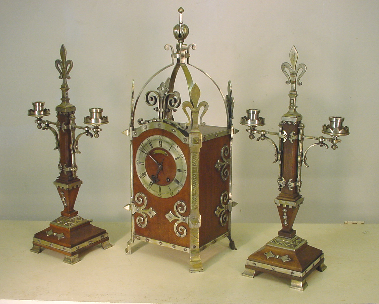 Clock garniture in Arts and Crafts style